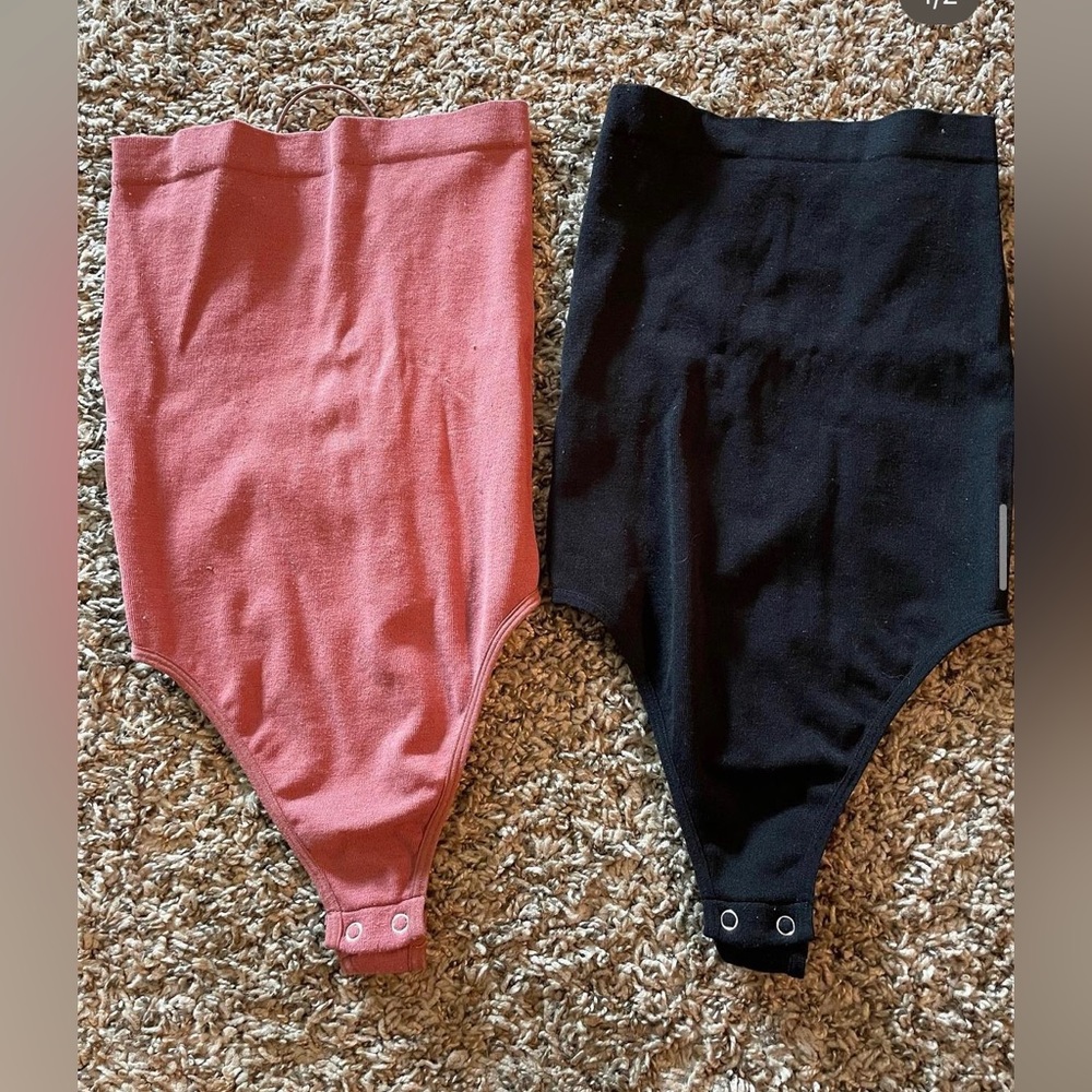 2 Bodysuits